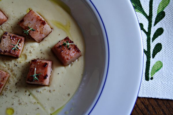Crema di ceci e limone con cubi di mortadella alla paprika