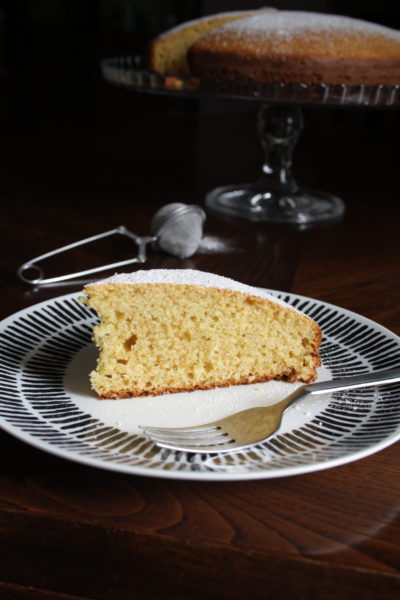 Ciambella della nonna -con yogurt, amaretti e anice-