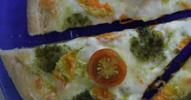 Pizza bianca – con fiori di zucca, pesto di basilico e pomodorini gialli-