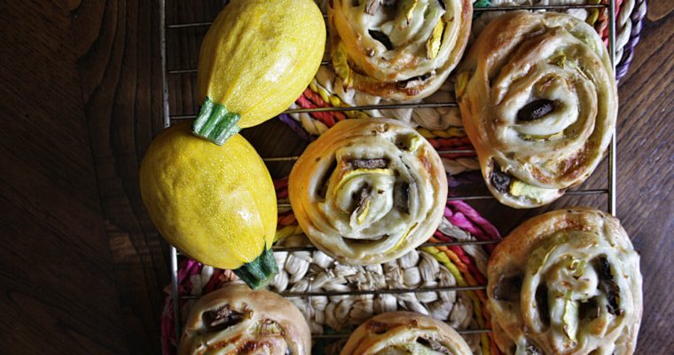 Roll di pizza con stracchino – zucchina gialla, porro e funghi freschi –