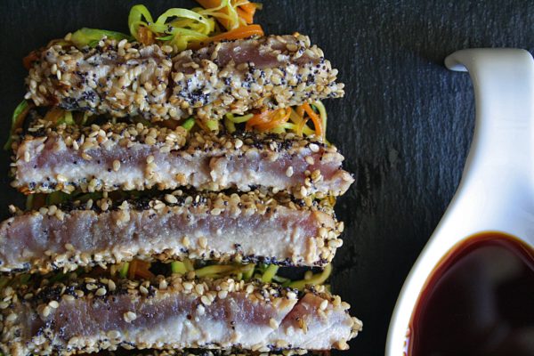 Tataki di tonno in crosta di semi – con carote, zucchine e porro –