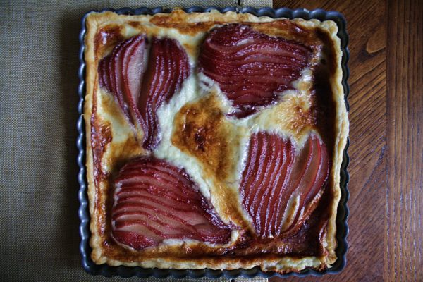 Crostata al gorgonzola – con pere al vino rosso –