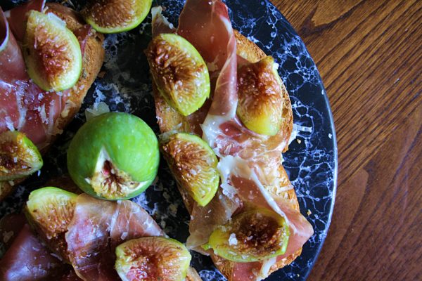 Bruschetta di pane con fichi, crudo, formaggio e miele