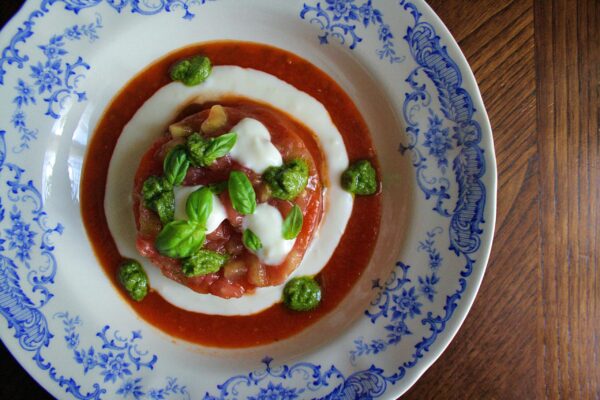 Tartare di pomodoro -con crema al parmigiano e pesto-