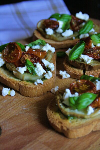 Bruschette – con melanzana bianca, pomodorini confit, pesto e formaggio –