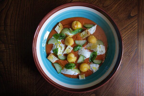 Gazpacho piccante di pomodori arrosto – con burrata e frutta fresca –