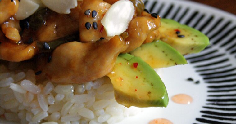 Pollo con peperone, cipollotto, avocado e salsa thai – con riso allo zenzero –