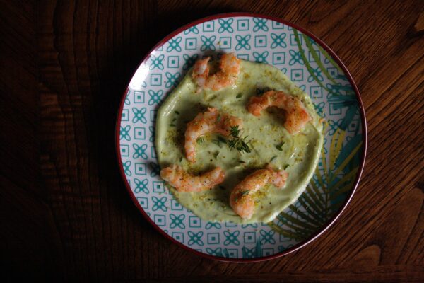 Mazzancolle allo zenzero, timo e rum – su crema di yogurt e avocado con polvere di pistacchi –