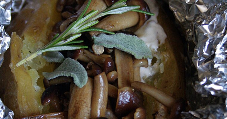Patate al cartoccio – con funghi pioppini e salsiccia –