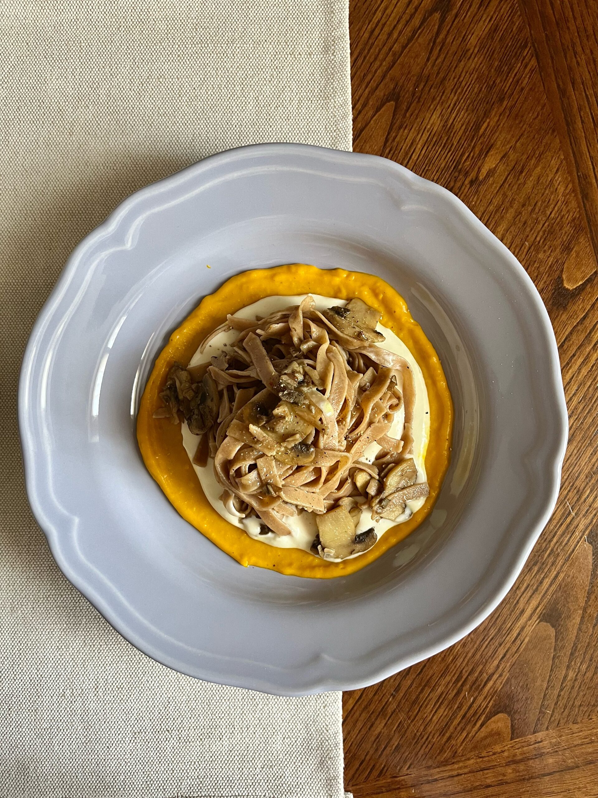 Tagliatelle di castagne con funghi freschi e porcini – su crema di zucca e parmigiano –