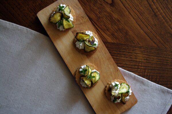 Frollini salati con crema di ricotta, zucchine e origano fresco