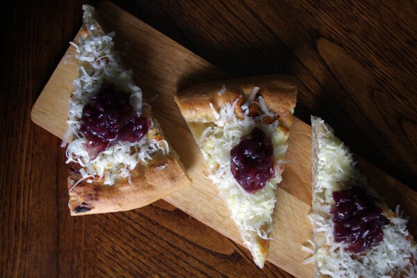 Focaccia con caprino, pecorino e confettura di cipolle