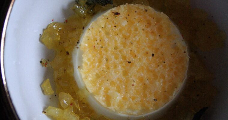 Panna cotta salata al gorgonzola con composta di pere e cipolla