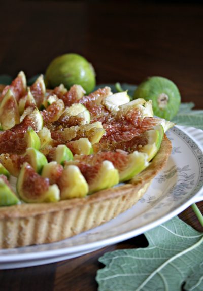 Crostata fredda di fichi con crema di ricotta e pepe