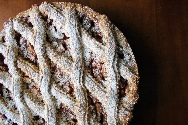 Crostata di mele – con uvetta, marmellata di fragole e cannella –