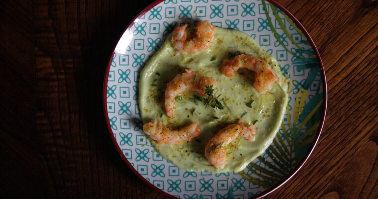 Mazzancolle allo zenzero, timo e rum – su crema di yogurt e avocado con polvere di pistacchi –