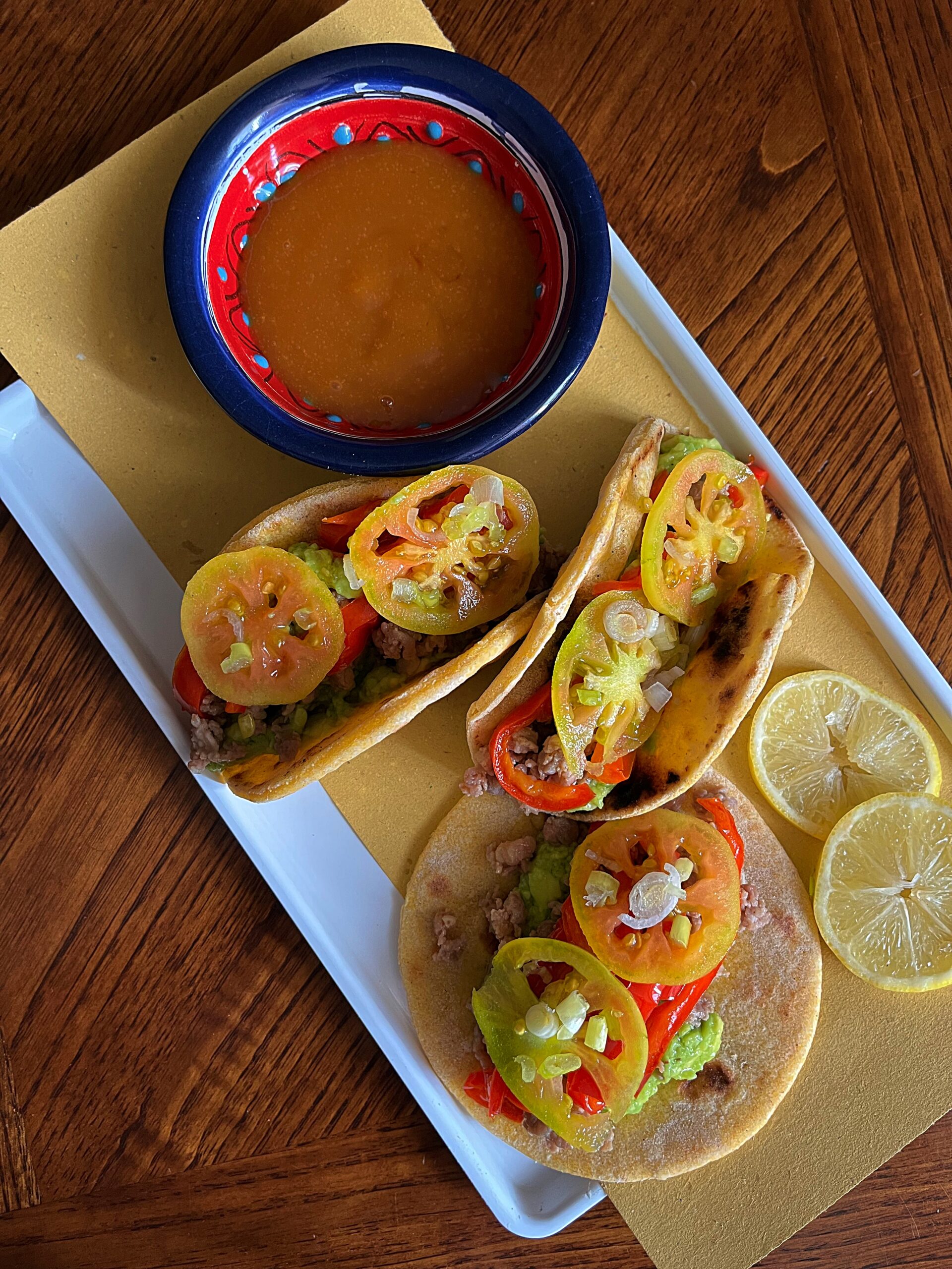 Tacos di carne con peperoni e avocado