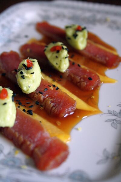 Tonno marinato al miele e birra -con mango fresco, dip di avocado e salsa teriyaki –