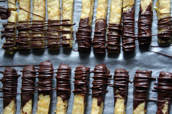 Biscotti agli agrumi e cioccolato